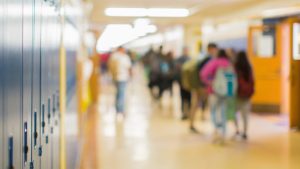 Sınıfta Telefon Devri Kapanıyor: İngiltere Yasayla “Ekranı” Sınıf Dışına İtiyor